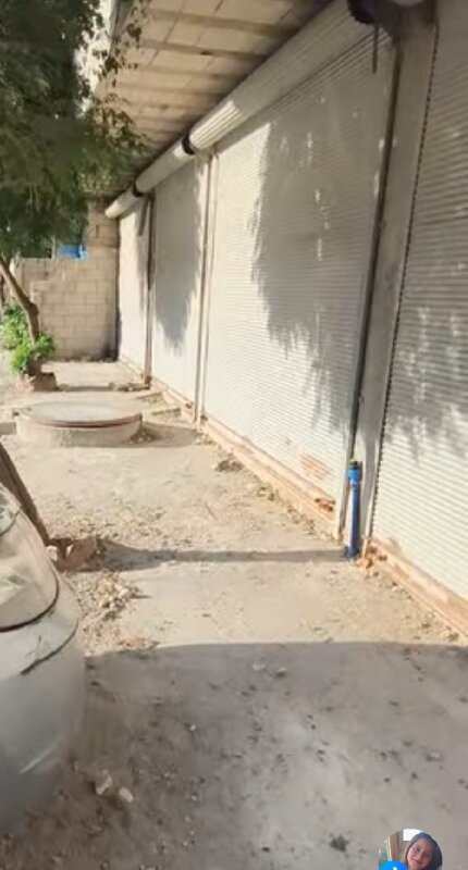 كتلة سكنية كاملة للبيع بسعر مغري حارة الحماصنة بعد صيدلية الامل خمس شقق واربع محلات وسطح جاهز عصب السقف عواميد جاهزة مع بير مياه جاهز